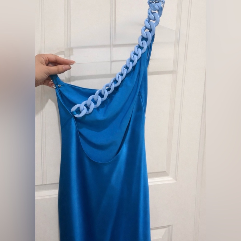 Gianni Bini x Jess Southern Shelby One Shoulder Chain Satin Sheath Midi Dress 4 - Picture 12 of 12
